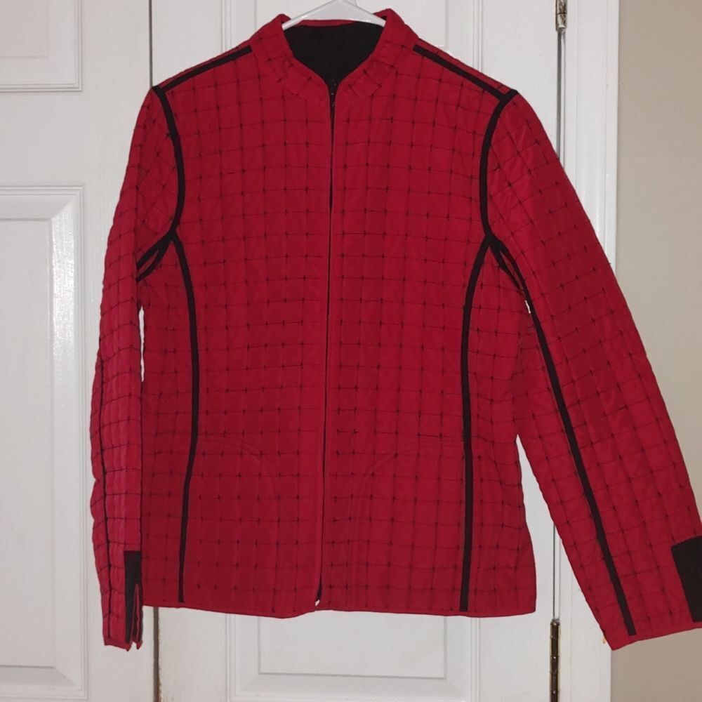 Reversible red and black zip up light weight quilted  jacket  Sz M
